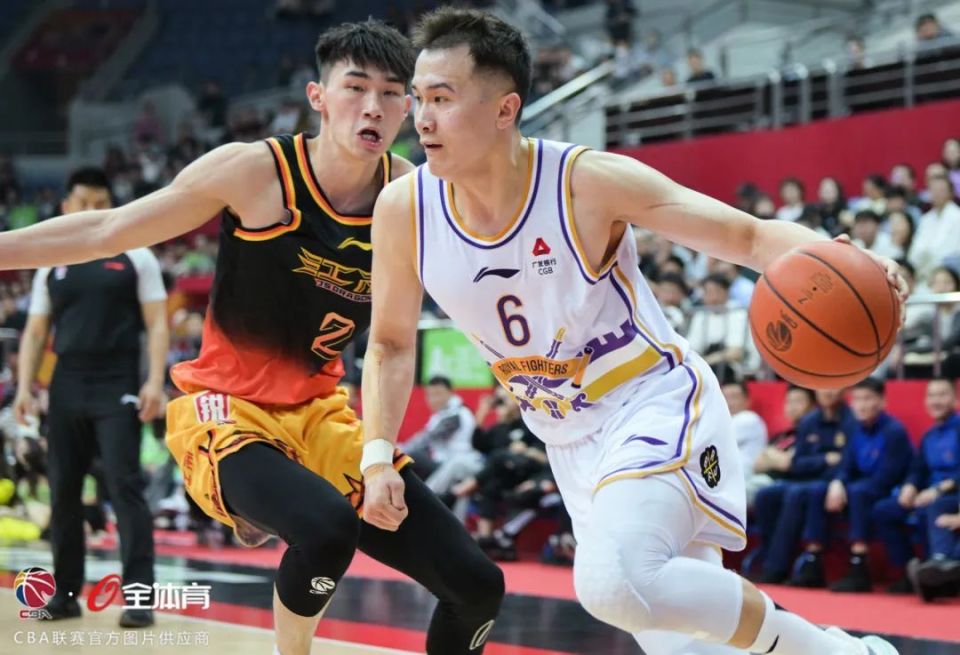 江苏客场击败四川，继续保持榜首位置的简单介绍